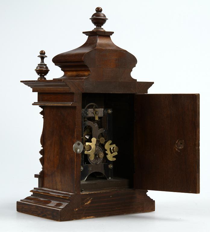 BORDSUR, nyrenässans. Urverk märkt Junghans. 1800/1900-tal.