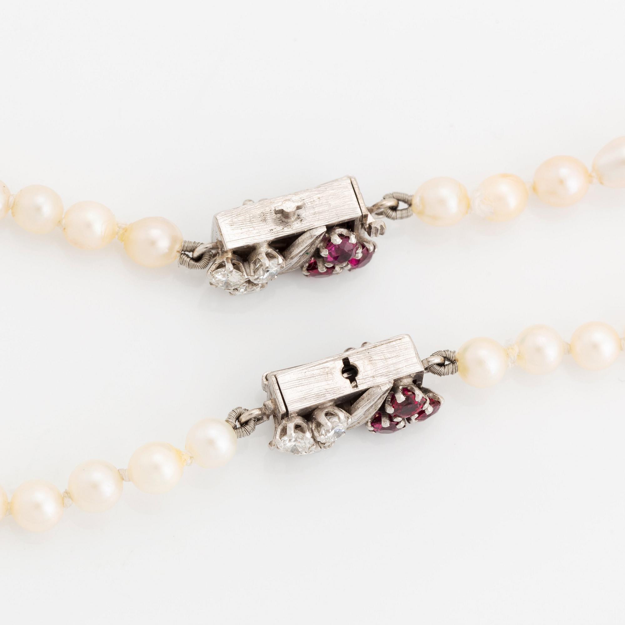WA Bolin två collier odlade pärlor lås 18K vitguld med runda briljantslipade diamanter och rubiner.