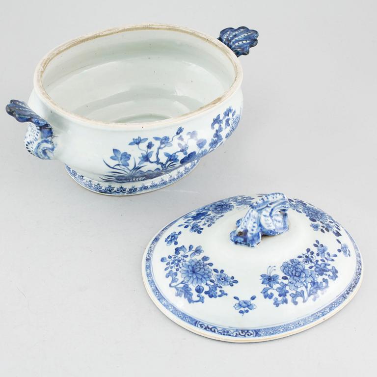 A blue and white tureen from Qing Dynasty, Qianlong period.