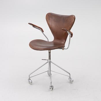 Arne Jacobsen, skrivbordsstol, "Sjuan", Fritz Hansen, Danmark, 1969-tal.