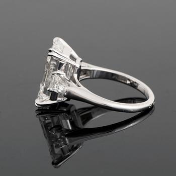 Ring platina med en smaragdslipad diamant.