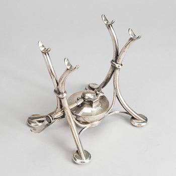 TEKANNA MED RECHAUD, silver, K. Andersson, Stockholm 1905. Vikt 1493 g.