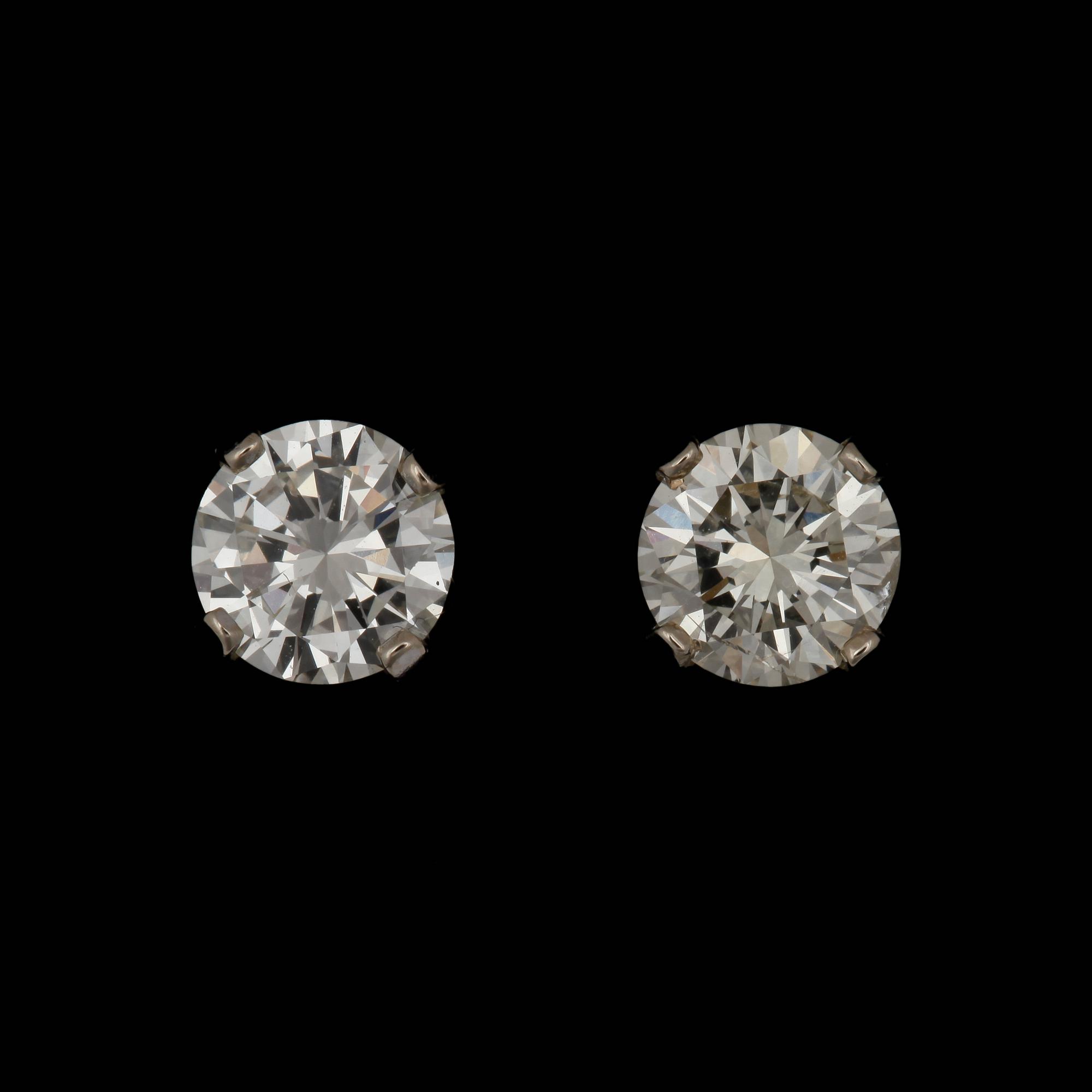 ÖRHÄNGEN, ett par, 14k vitguld med briljantslipade diamanter totalt ca1.50 ct, 2000-tal. Vikt 2 g.