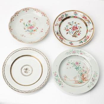 Tallrikar, sju stycken, porslin. Qingdynastin, 1700-tal.