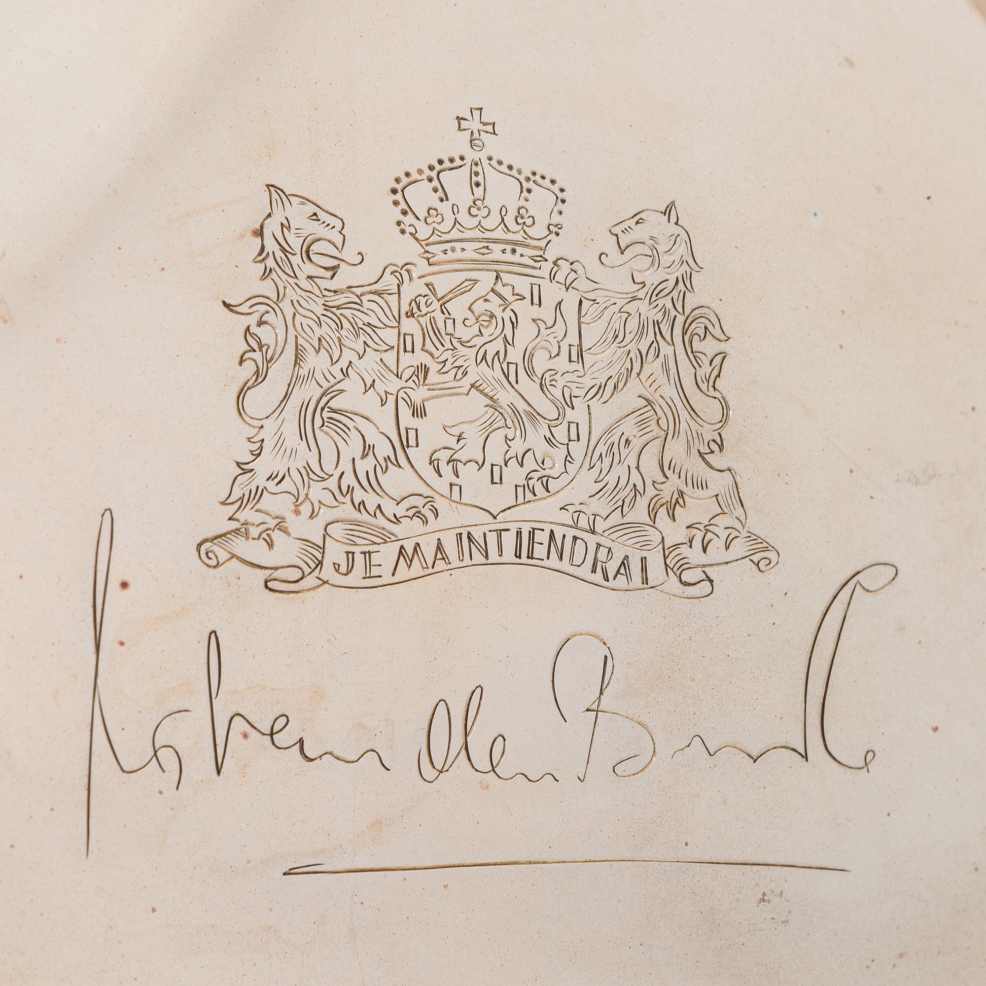 G. Wijland, Malja, kullattua hopeaa, Orania-Nassaun vaakunalla. Gouda, Hollanti 1989.