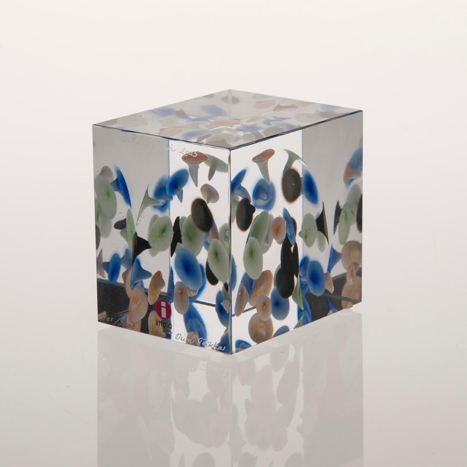 ÅRSKUB, glas, signerad Oiva Toikka, Nuutajärvi 2005, numrerad 501/2000.