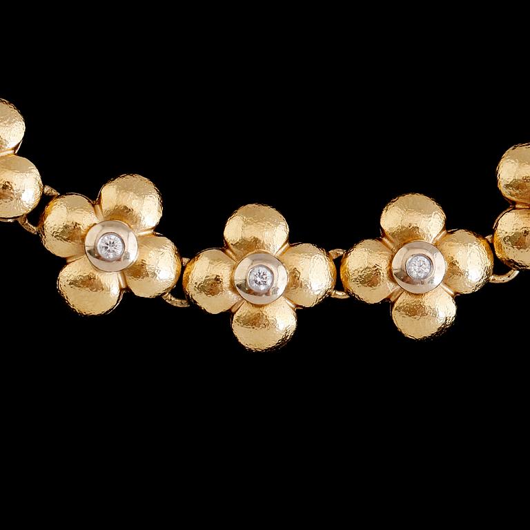 ARMBAND, 18K tvåfärgat guld, RNS, briljantslipade diamanter tot ca 0.50 ct. Vikt ca 27,4 g.