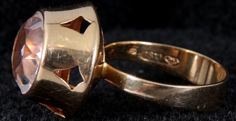 RING, 18K guld samt bergkristall. Tot vikt 6 gram.