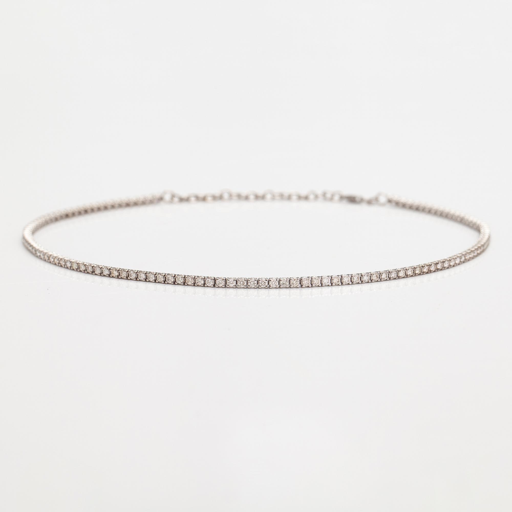 Tennishalsband/-armband, 14K vitguld, diamanter ca 5.10 ct tot. Med AIG-certifikat.