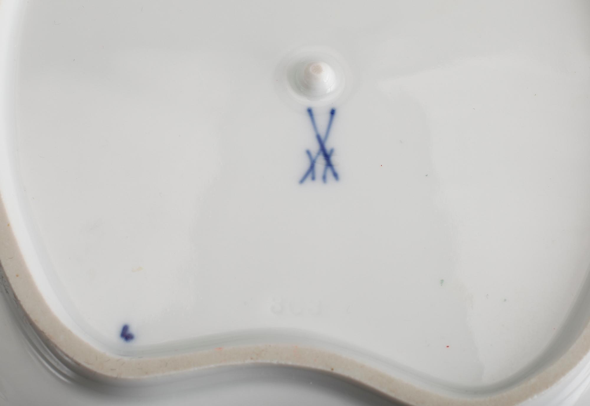 SKÅLAR, 2 st samt LOCKSKÅL, porslin, Meissen, 1900-tal.