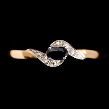 RING, 18 k guld/vitguld, safir samt diamanter.