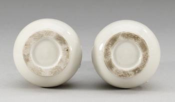 A pair of blanc de chine vases, late Qing dynasty (1644-1912).