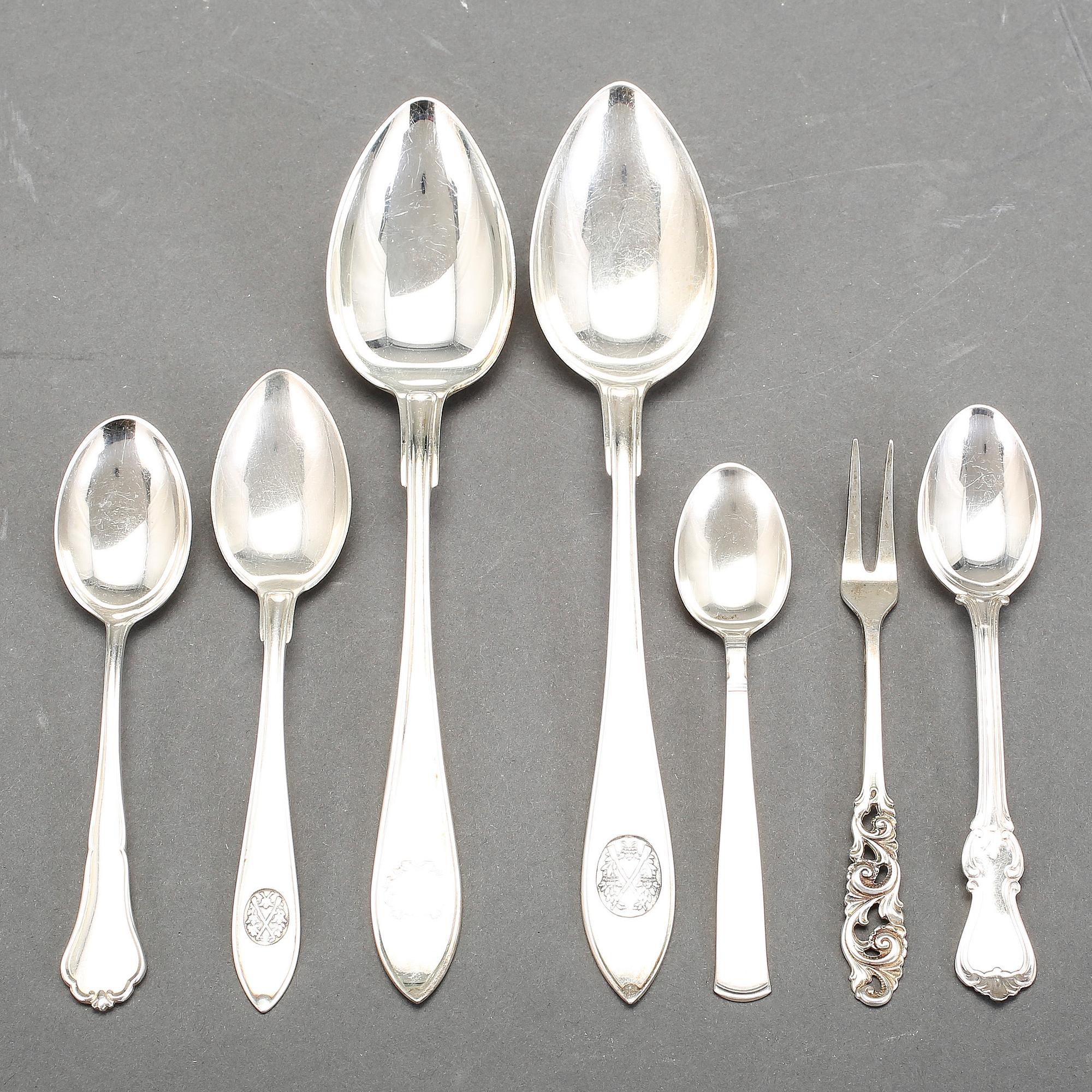 PARTI SILVER, mestadels kaffeskedar. Bl a "Rosenholm", GAB, Stockholm 1939. Total vikt ca 754 gram.