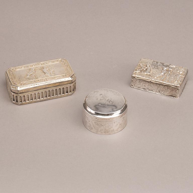 JOHAN GUSTAV HENTZELL dosa silver delvis förgylld, Kalmar 1903 medföljer två engelska dosor.