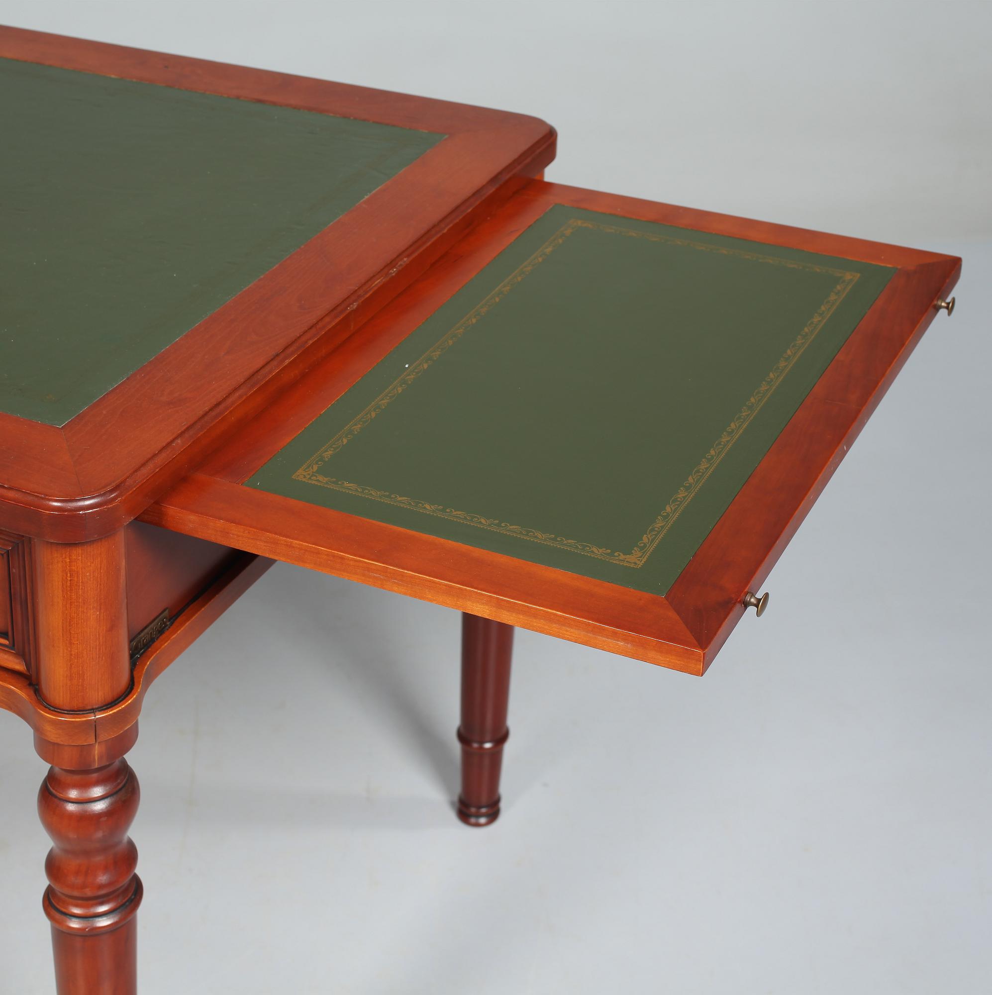 SKRIVBORD och KARMSTOL, Grange, Frankrike, 1900-talets andra hälft.