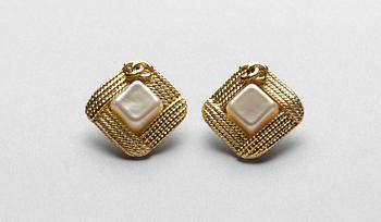1663. CLIPS, Chanel.