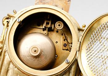 BORDSPENDYL, förgylld mässing och marmor, Frankrike, 1900-talets första hälft.