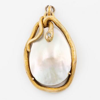 Pendant in 14K gold with mother-of-pearl and a rose-cut diamond.