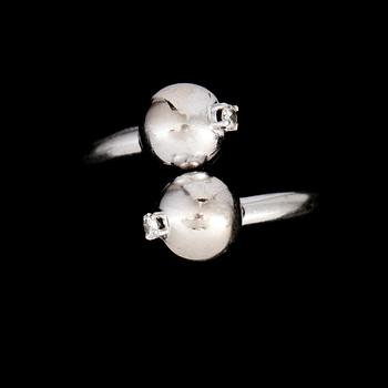 RING, 18K vitguld med 2 briljantslipade diamanter, ca 0.06 ct, utländska stämplar. Vikt 4,0 g.