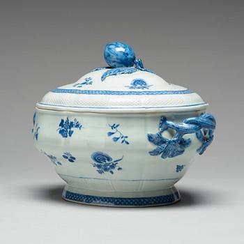 A blue and white tureen with cover, Qing dynasty, Qianlong (1736-95).