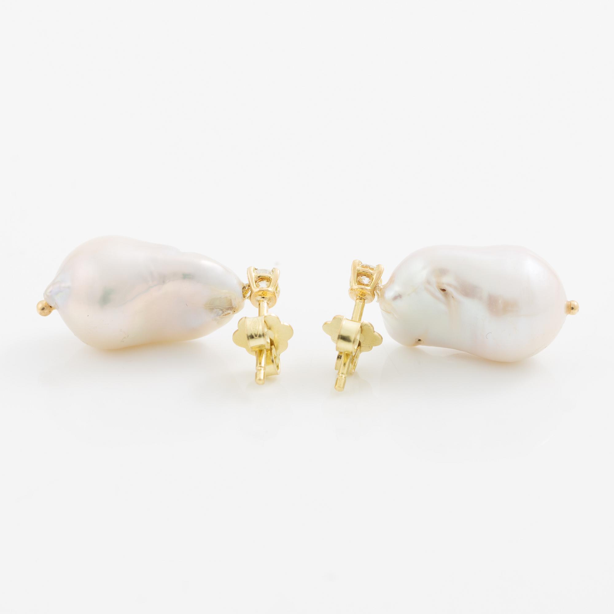 Earrings 18K yellow gold with cultured baroque-shaped freshwater pearls and brilliant-cut diamonds.