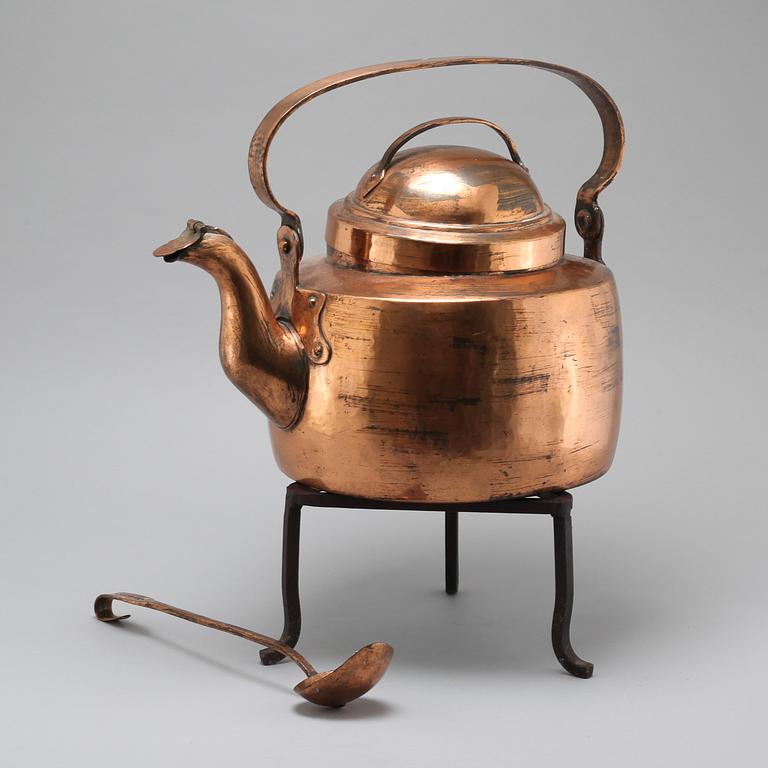 A coffee pot and a ladle in copper from the 19th century.