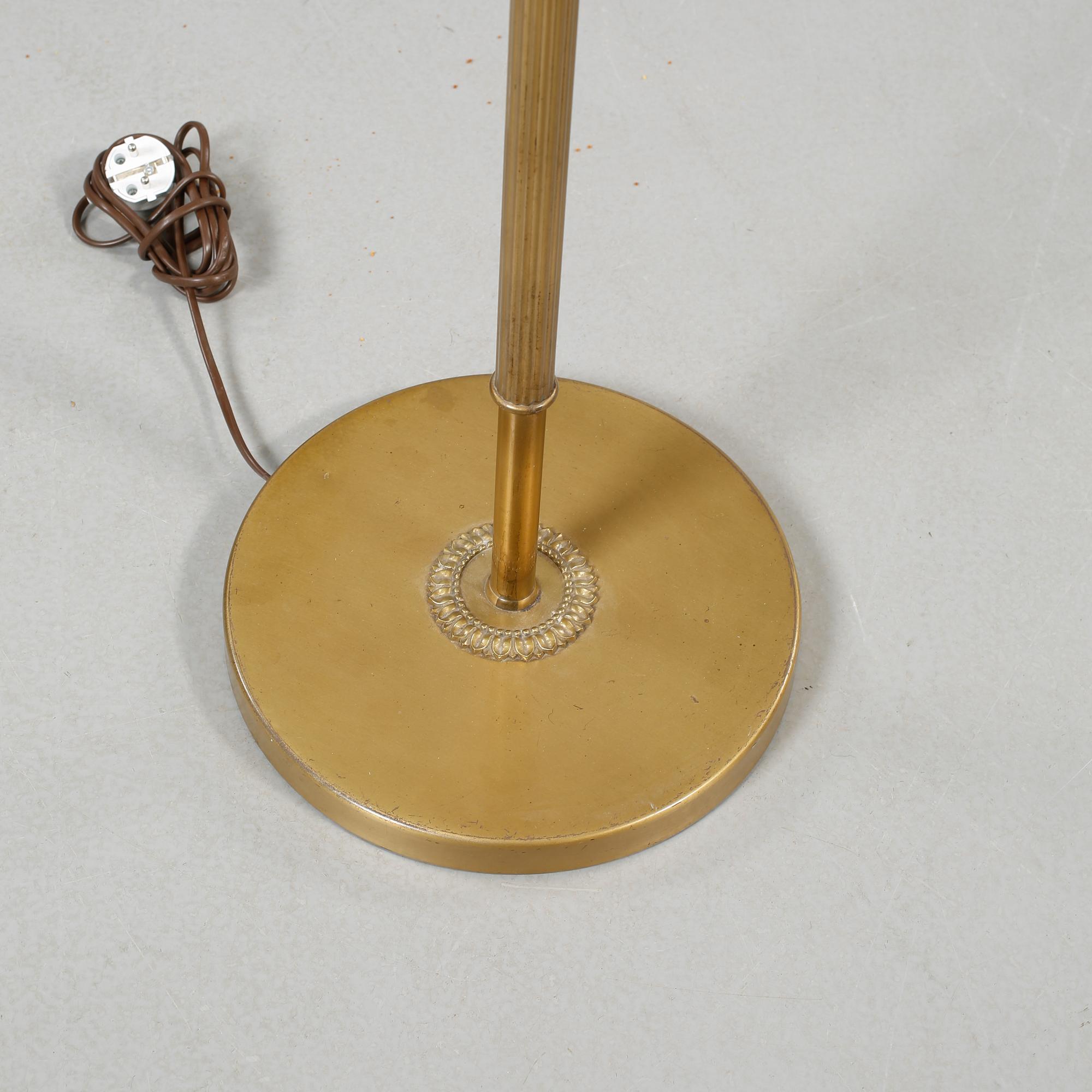 GOLVLAMPA, omkring 1900-talets mitt.