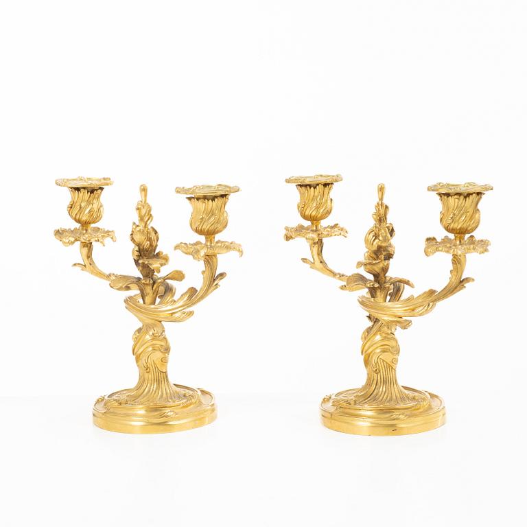 Kandelabrar, ett par, Louis XV-stil, Frankrike, sent 1800-tal.