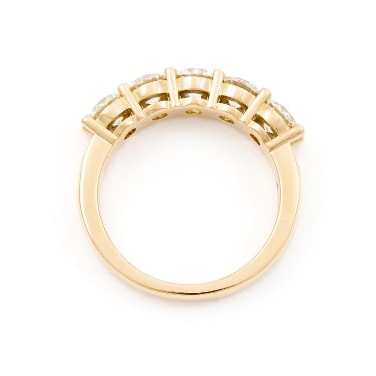 Half eternity ring in 18K gold set with brilliant-cut diamonds.