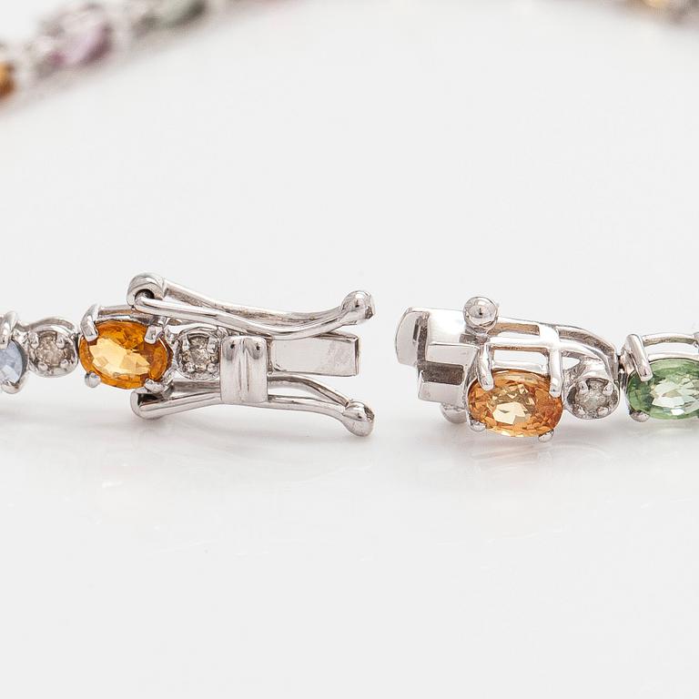 Armband, 18K vitguld med multifärgade safirer och diamanter.
