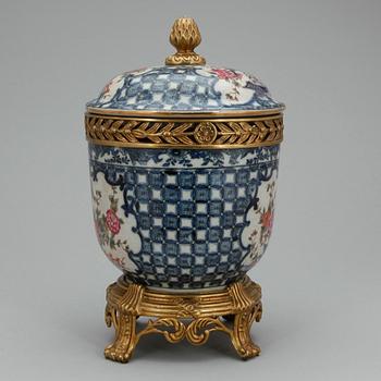 LOCKURNA, porslin samt mässing, 1900-tal.