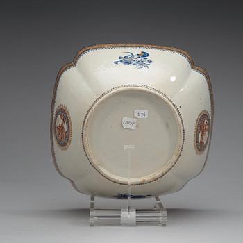 An enamelled part dinner service, Qing dynasty, Jiaqing (1796-1820). (15 pieces).