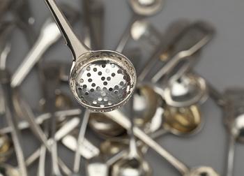 PARTI SKEDAR, ca 47 st, silver, olika tillverkare och städer, mest England, 1700-1800-tal. Totalvikt ca 600 gram.