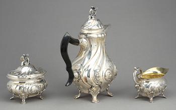 KAFFESERVIS, 3 delar, silver, rokokostil, CG Hallberg, Stockholm 1950-51. Tot ca 1330 gram.
