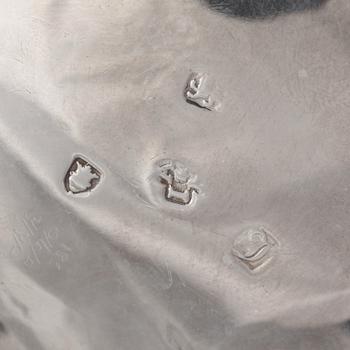 Saltkar, ett par, silver, oidentifierad mästare, London 1764.