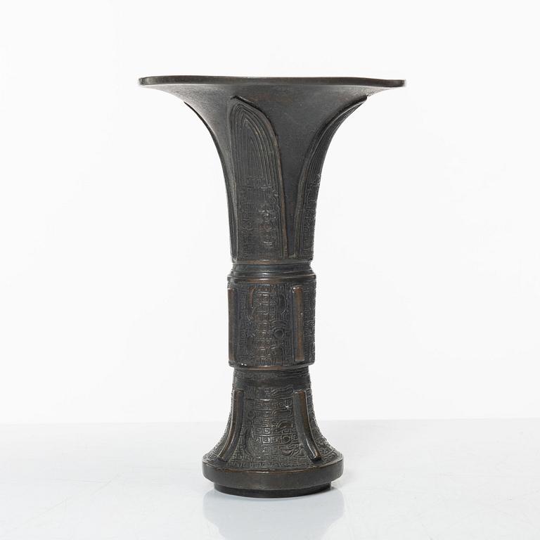 An archaistic bronze vase, Gu, Qing dynasty (1644-1912).