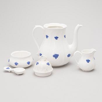 KAFFESERVIS, 16 delar, benporslin, "Blå blom", Gustavsberg.