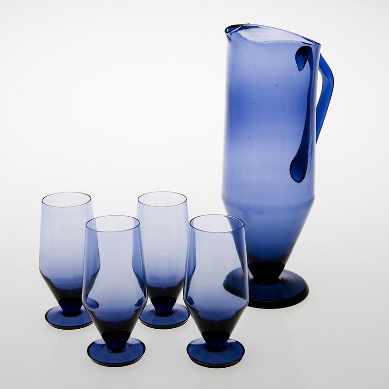 TAMARA ALADIN, A wine carafe with four wine glasses, Riihimäen Lasi, 1961-64. Design year 1961.