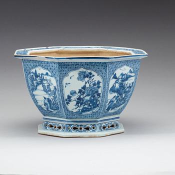 A blue and white flower pot, Qing dynasty, 18th Century.