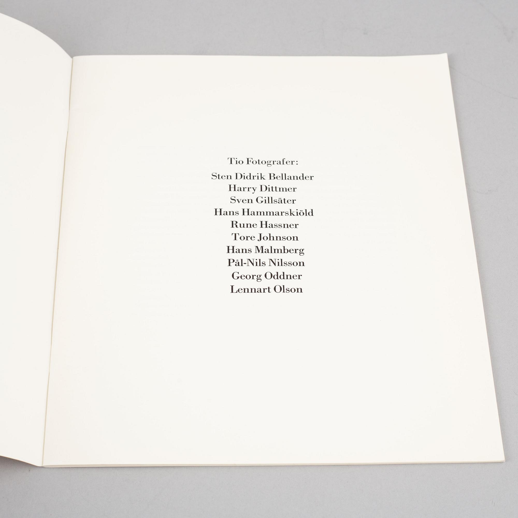 Tiofoto, 2 böcker samt 4 kataloger, några med dedikation.