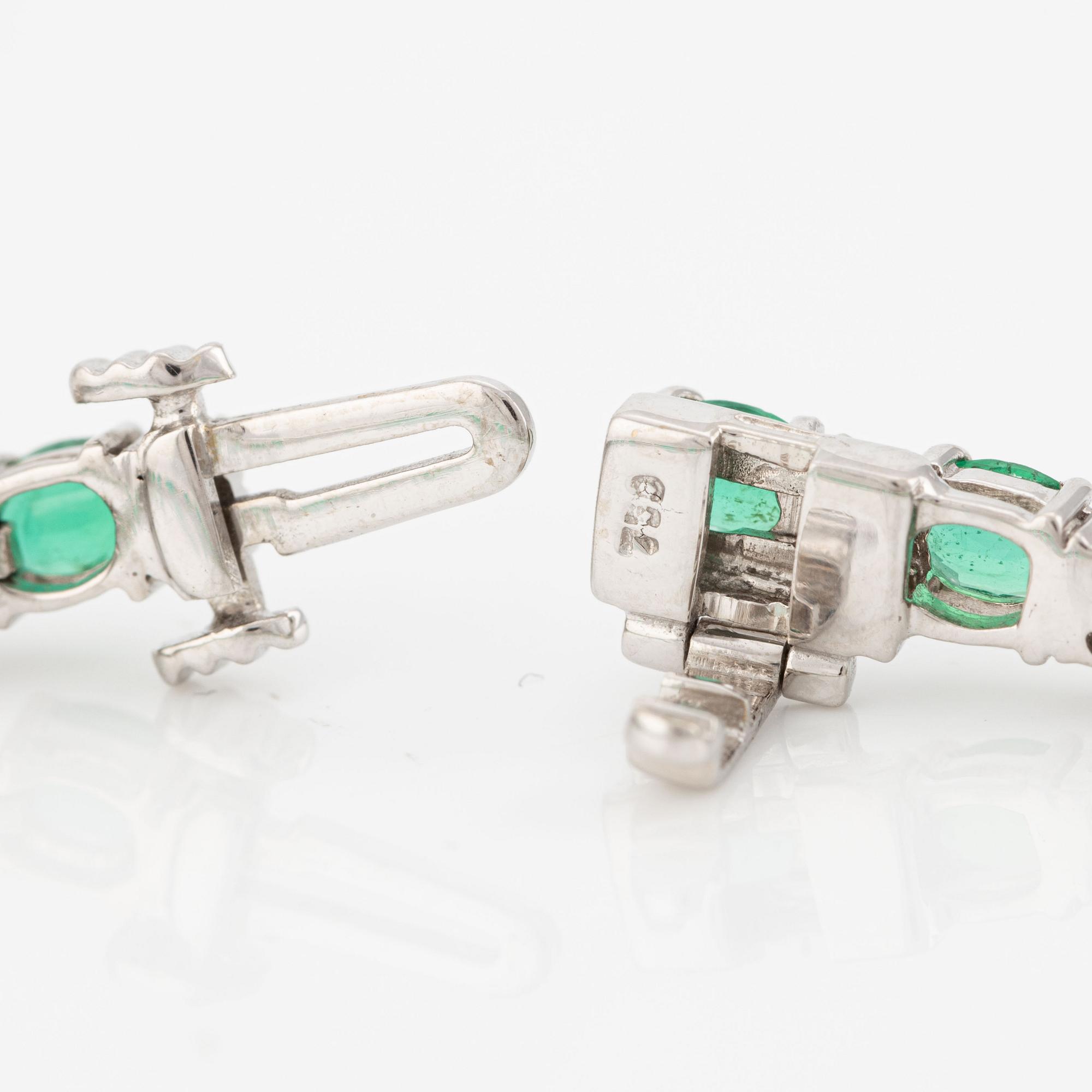 Armband, 18K vitguld ovala smaragder och briljantslipade diamanter.