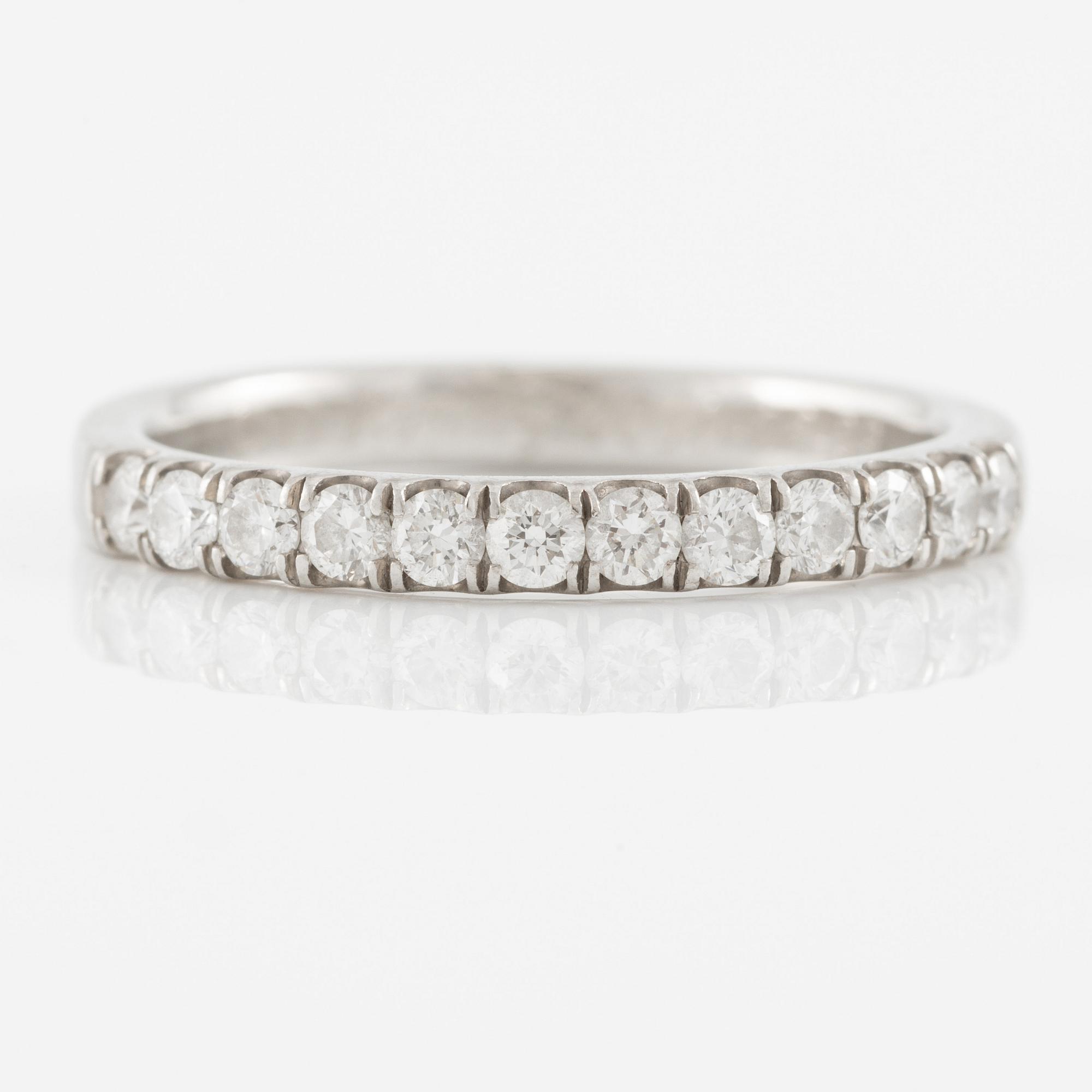 Ring, alliansring, platina med briljantslipade diamanter.