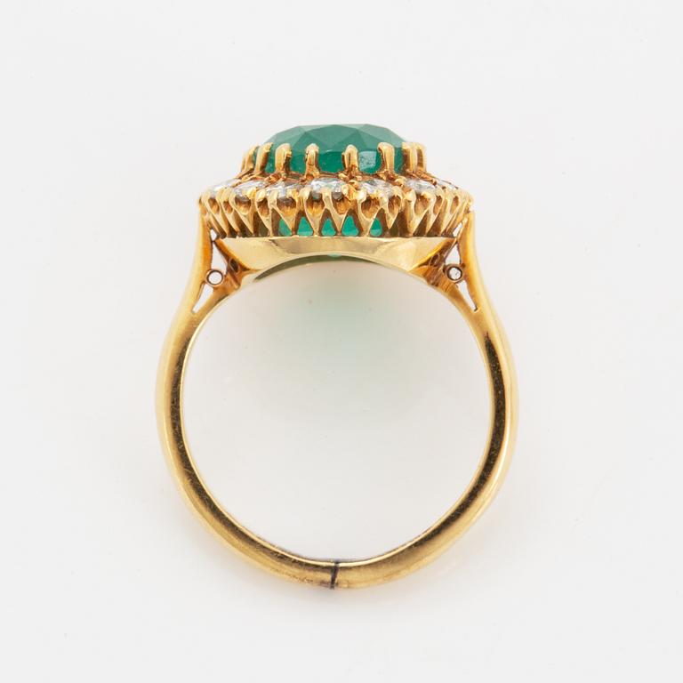 Carmoséring smaragd och briljantslipade diamanter.