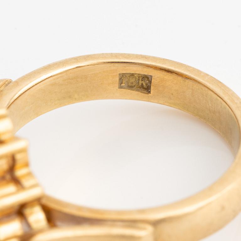 Ring 18K guld men en fasettslipad safir och runda briljantslipade diamanter.