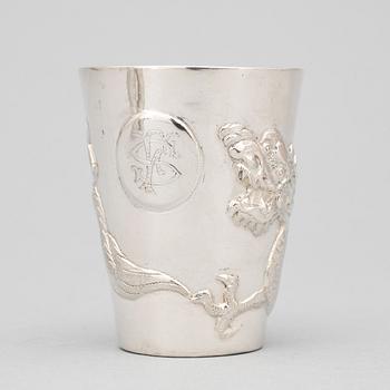 SHAKER samt 6 BÄGARE, silver, Kina 1900-talets första hälft. Total vikt ca 700 g.