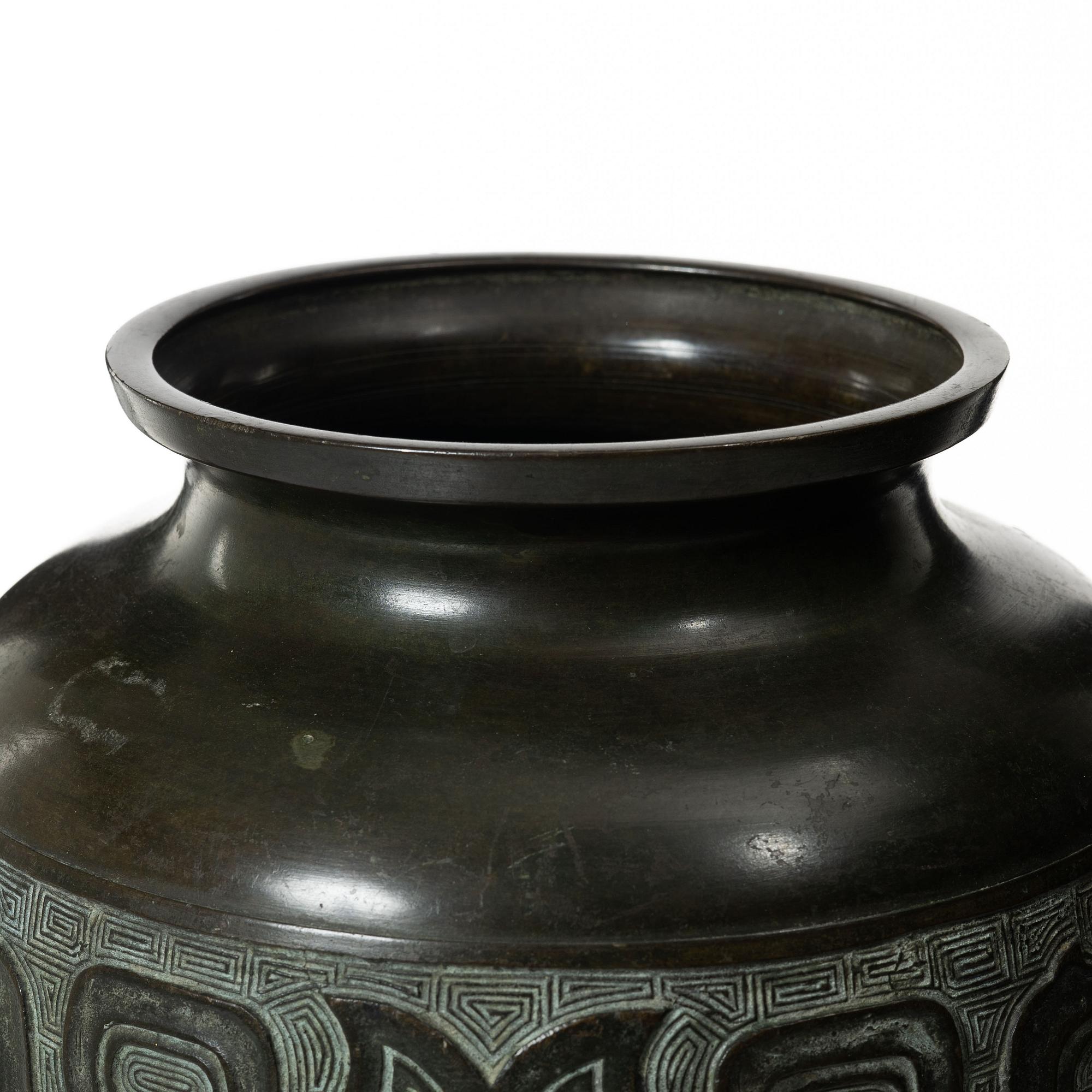 A Chinese bronze urn, late Qing dynasty / early 20th century.