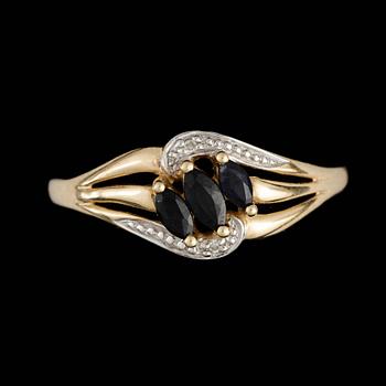 RING, 18k guld med tre navettslipade safirer och två micro diamanter. Vikt ca 1,9 gram.