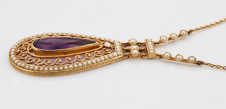 A 14K gold necklace set with a faceted amethyst and pearls.