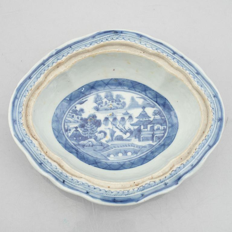 Servisdelar, sju stycken, porslin, Kina, Qingdynastin, 1800-tal.