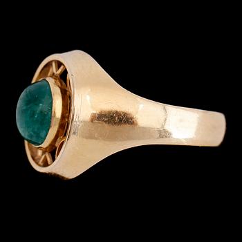 RING, 18 k guld, cabochonslipad smaragd, svenska stämplar.